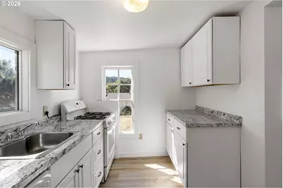 330 NE 1st St, Oakland, OR 97462 - Photo 7