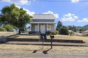 330 NE 1st St, Oakland, OR 97462 - Photo 29