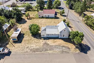 330 NE 1st St, Oakland, OR 97462 - Photo 41