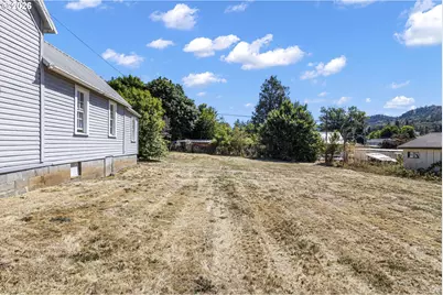 330 NE 1st St, Oakland, OR 97462 - Photo 39
