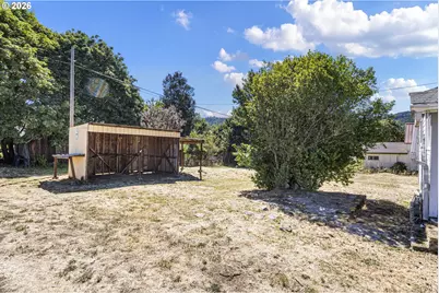 330 NE 1st St, Oakland, OR 97462 - Photo 37