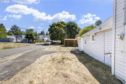 330 NE 1st St, Oakland, OR 97462 - Photo 35