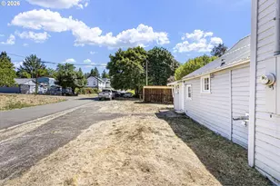330 NE 1st St, Oakland, OR 97462 - Photo 35