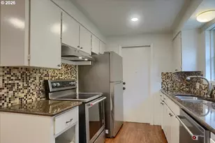 9010 SW Meadow Ln, Portland, OR 97225 - Photo 9