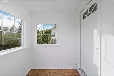 1326 Lakeshore Dr, Coos Bay, OR 97420 - Photo 5