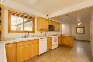 1117 SE 135th Ave, Portland, OR 97233 - Photo 5