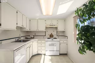 10820 SW Meadowbrook Dr, Portland, OR 97224 - Photo 11