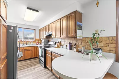 2060 Hayes St, North Bend, OR 97459 - Photo 11
