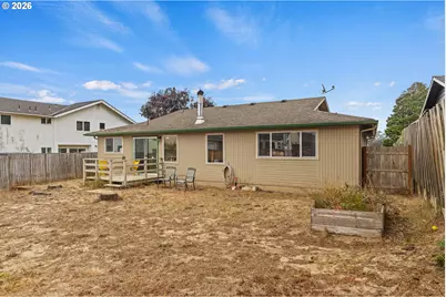 2060 Hayes St, North Bend, OR 97459 - Photo 5
