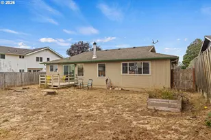 2060 Hayes St, North Bend, OR 97459 - Photo 5