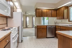 209 North River Dr, Roseburg, OR 97470 - Photo 11