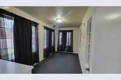 523 SE Rice Ave, Roseburg, OR 97470 - Photo 5