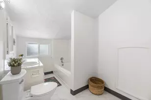 11122 NE Wygant St, Portland, OR 97220 - Photo 25