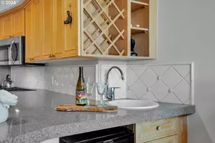 905 N Harbour Dr, Portland, OR 97217 - Photo 15