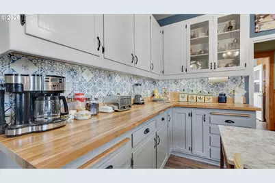 2206 Marion St, North Bend, OR 97459 - Photo 11