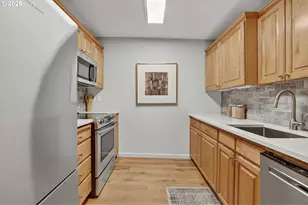 2393 SW Park Pl, Portland, OR 97205 - Photo 15