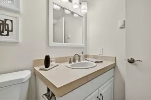 2393 SW Park Pl, Portland, OR 97205 - Photo 31