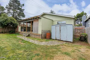 806 NE Douglas St, Newport, OR 97365 - Photo 23