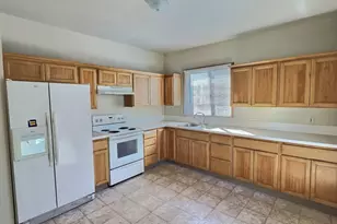 4713 N Commercial Ave, Portland, OR 97217 - Photo 3