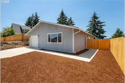 1237 SE Washington Ave, Roseburg, OR 97470 - Photo 3