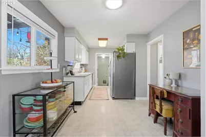 221 SE 109th Ave, Portland, OR 97216 - Photo 5