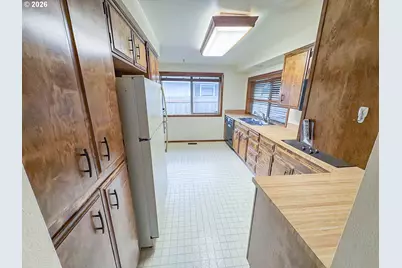 1886 Woodstock Cir, Salem, OR 97304 - Photo 11