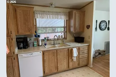 550 Lochaven Ave, Springfield, OR 97477 - Photo 5
