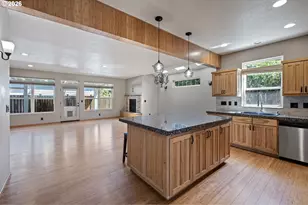 962 T St, Springfield, OR 97477 - Photo 5