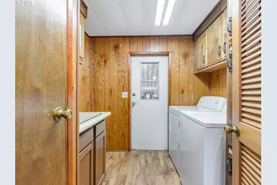 21100 NE Sandy Blvd #18, Fairview, OR 97024 - Photo 25