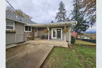 512 Cedar St, Sutherlin, OR 97479 - Photo 1