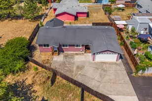 190 NE Lombardy Dr, Roseburg, OR 97470 - Photo 41