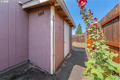 190 NE Lombardy Dr, Roseburg, OR 97470 - Photo 37
