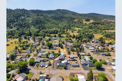 190 NE Lombardy Dr, Roseburg, OR 97470 - Photo 47
