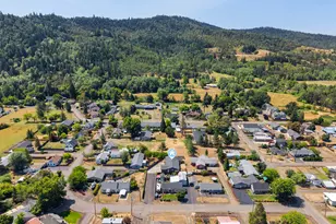 190 NE Lombardy Dr, Roseburg, OR 97470 - Photo 47