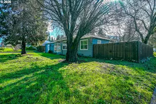 3069 W Sherwood Ave, Roseburg, OR 97471 - Photo 3