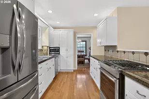 728 NE Royal Ct, Portland, OR 97232 - Photo 9