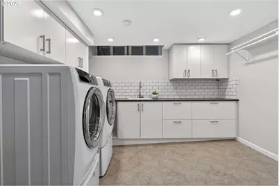 728 NE Royal Ct, Portland, OR 97232 - Photo 33