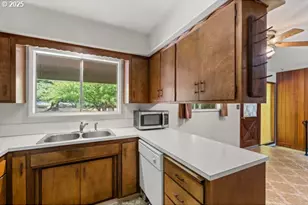 8108 Azalea-Glen Rd, Glendale, OR 97442 - Photo 11