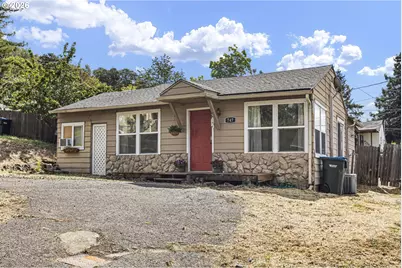 747 NE Jackson St, Roseburg, OR 97470 - Photo 29