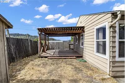 747 NE Jackson St, Roseburg, OR 97470 - Photo 23