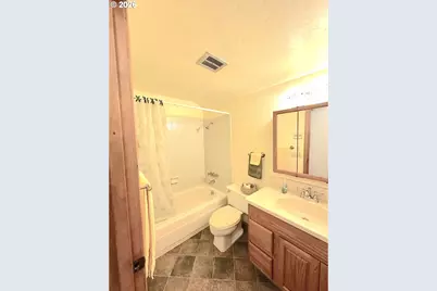 870 N Laurelhurst Dr, Eugene, OR 97402 - Photo 15