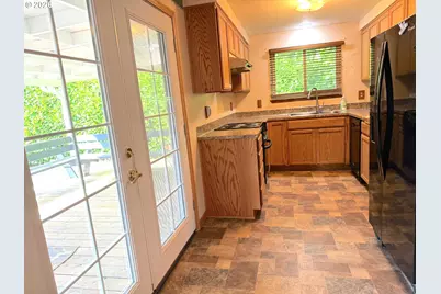 870 N Laurelhurst Dr, Eugene, OR 97402 - Photo 13