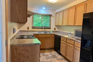 870 N Laurelhurst Dr, Eugene, OR 97402 - Photo 13