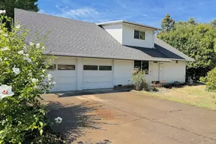 870 N Laurelhurst Dr, Eugene, OR 97402 - Photo 1