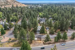 438 NE 9th St, Bend, OR 97701 - Photo 17