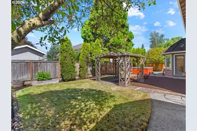 684 NE Goldie Dr, Hillsboro, OR 97124 - Photo 41
