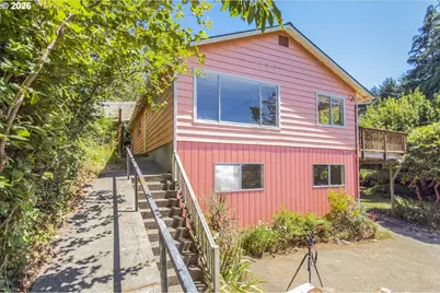 1077 F St, Coos Bay, OR 97420 - Photo 1