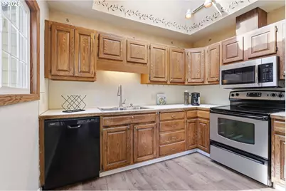 11610 NE Fremont Ct, Portland, OR 97220 - Photo 9