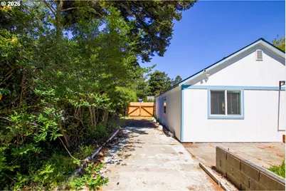 1860 30th St, Florence, OR 97439 - Photo 3