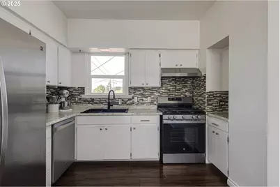 985 E College St, Mount Angel, OR 97362 - Photo 11